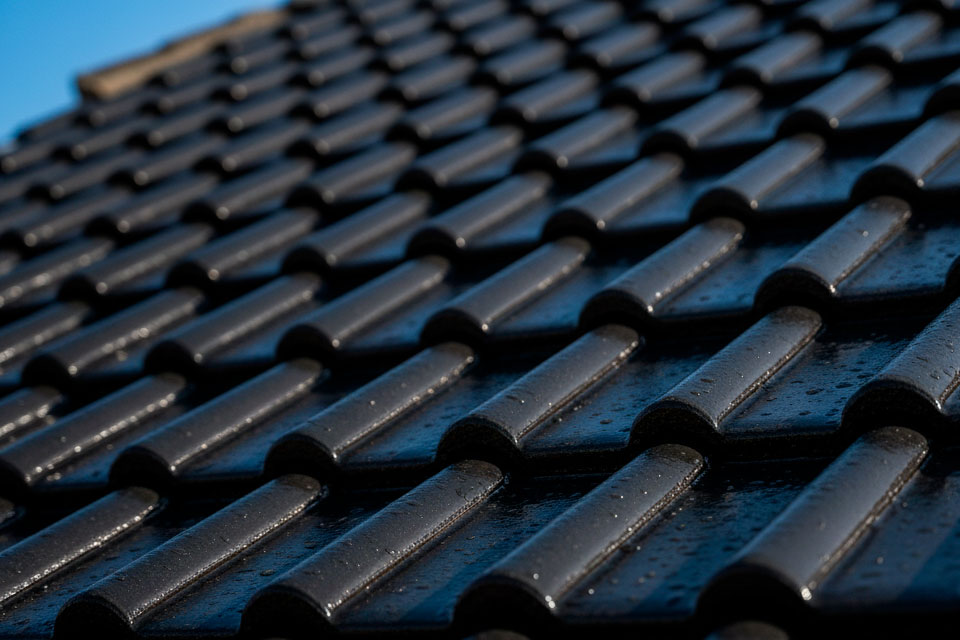 Керамічна черепиця: всі переваги та недоліки природної покрівлі 2025