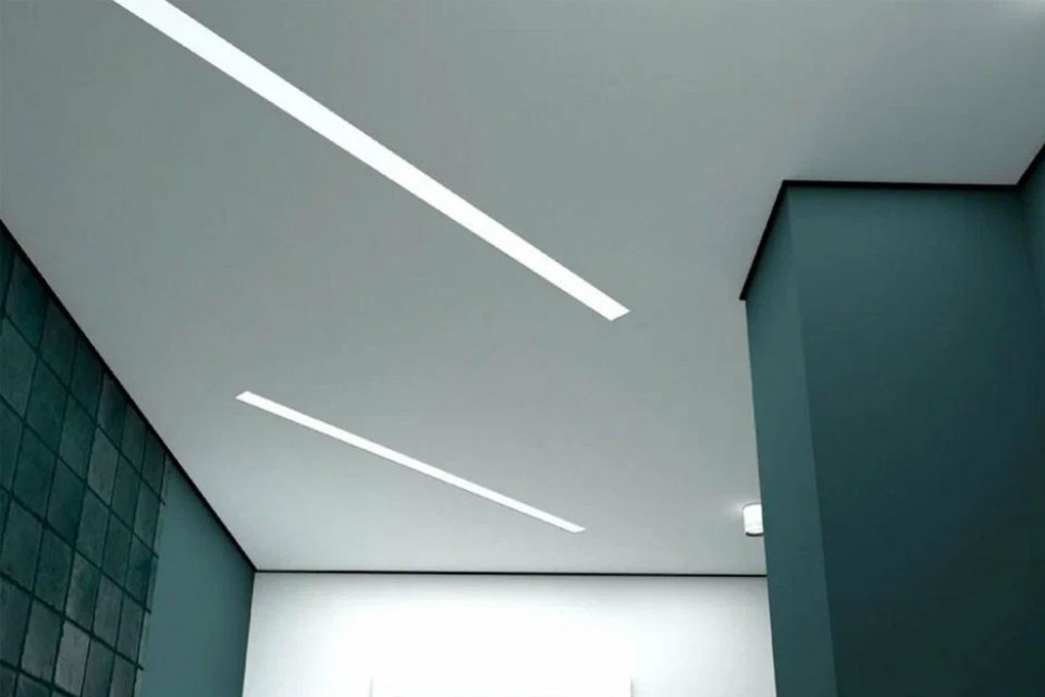 Натяжной потолок с теневым профилем — современная архитектура пространства