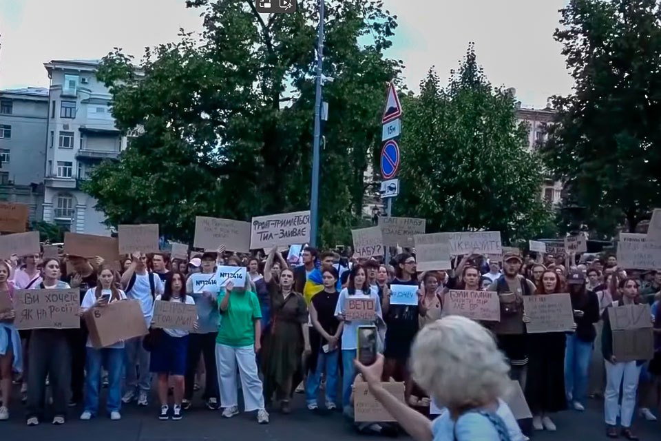 Зеленский подписал закон №12414, вызвавший протесты в Украине
