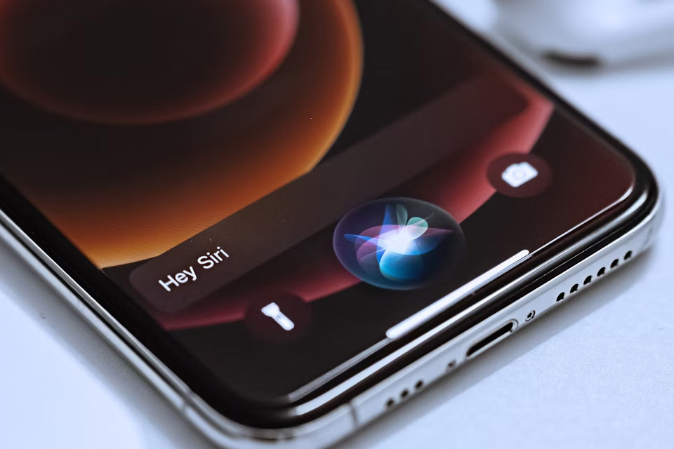 Будущее Siri: Apple ведет переговоры с OpenAI и Anthropic