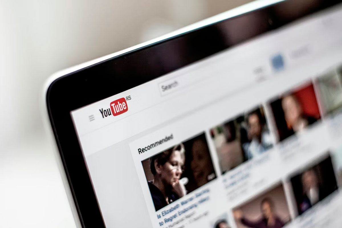 Борьба с дипфейками: YouTube начал сам помечать ИИ-контент
