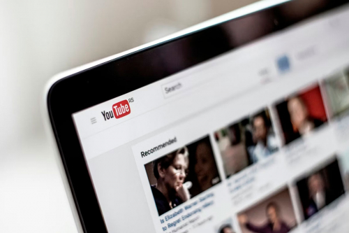 Борьба с дипфейками: YouTube начал сам помечать ИИ-контент