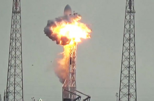 «Ракету «Falcon-9» взорвал НЛО и у них были веские на то причины», — уфолог Скотт Уоринг (ВИДЕО)