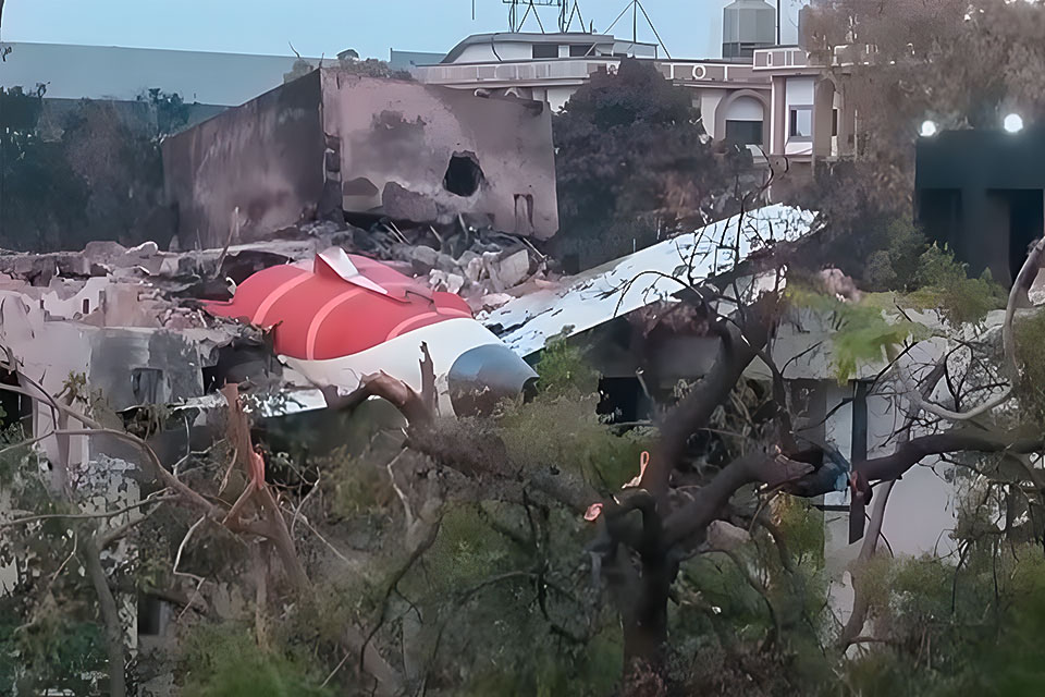 Air India 171: записи черного ящика указывают на действия пилотов?
